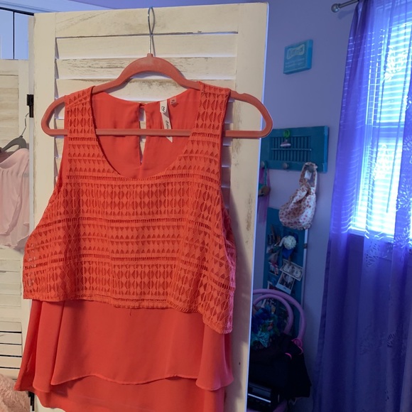 Tops - Picture 3 of 9